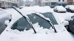 Faut-il relever les essuie-glaces pendant les chutes de neige ? Conseils hivernaux pour les automobilistes