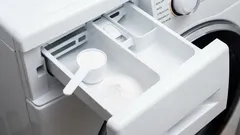 Comment nettoyer une machine à laver : versez 75 g de ce produit dans le compartiment à lessive — la saleté et la moisissure sortiront sous forme de flocons noirs.